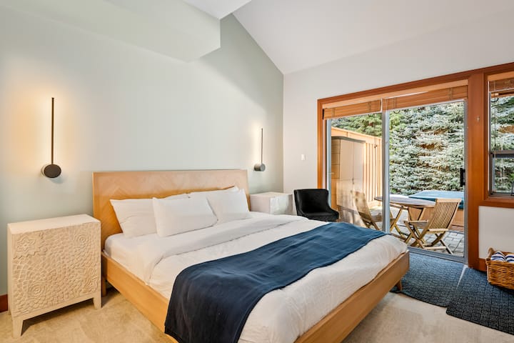 Dormitorio en planta baja con cama king y baño privado con suelo radiante.