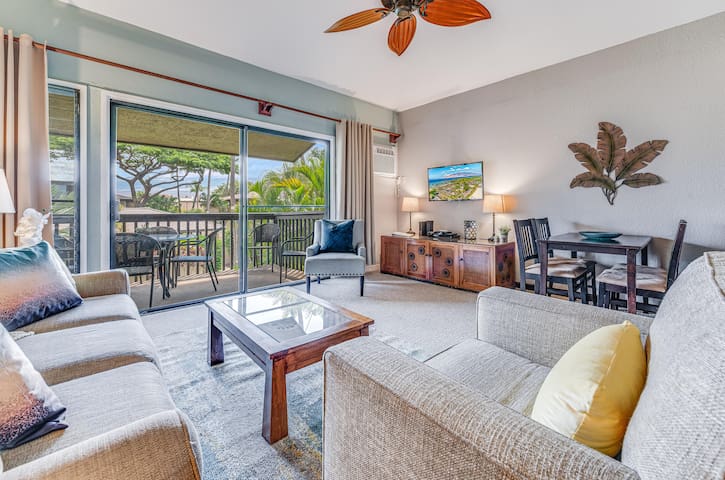 Beautiful Updated Condo, Steps from Beaches/Restau