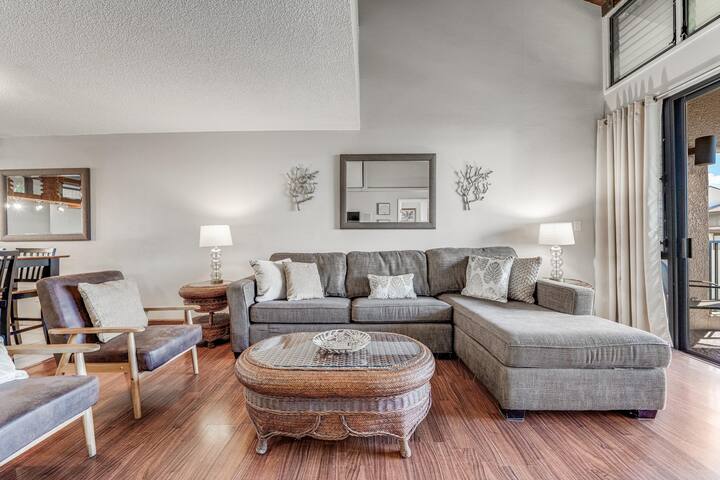 Large 3 Bedroom Condo Across From Beach! Pool & Ho gallery image 4