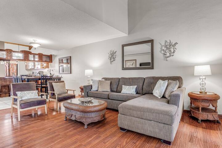 Large 3 Bedroom Condo Across From Beach! Pool & Ho gallery image 3