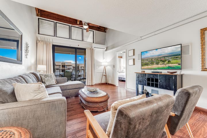 Large 3 Bedroom Condo Across From Beach! Pool & Ho