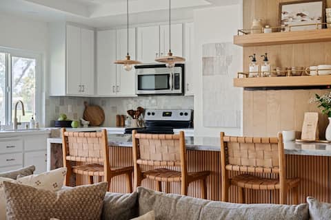 Desert Oasis Retreats w/ Pool Jacuzzi & Mnt. Views