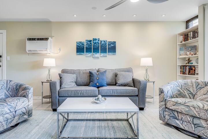 $189/Oct Special! Beach chic condo directly across gallery image 4