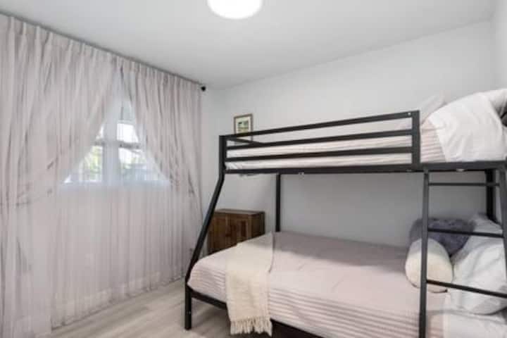 Ორსართულიანი ოთახი იდეალური ადგილია ბავშვებისთვის საუკეთესო დასაძინებლად!