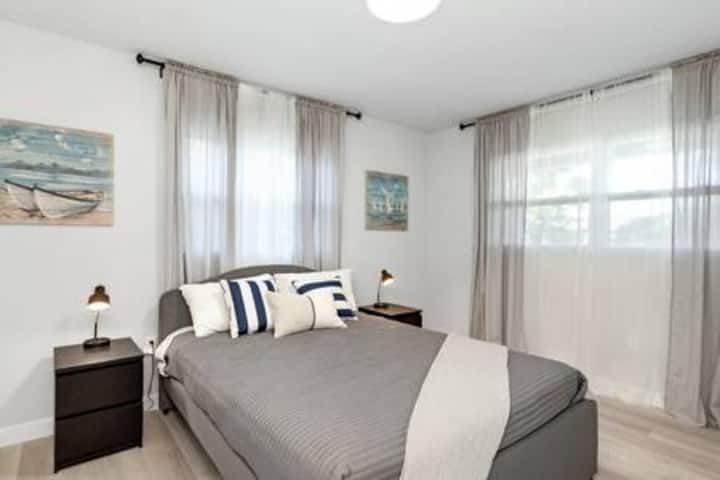 Მეორე საძინებელი ნათელი და კომფორტულია.