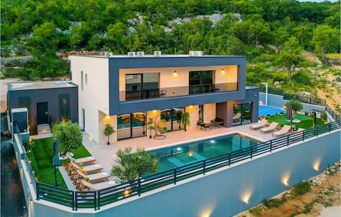 Stunning home in Zagvozd with sauna