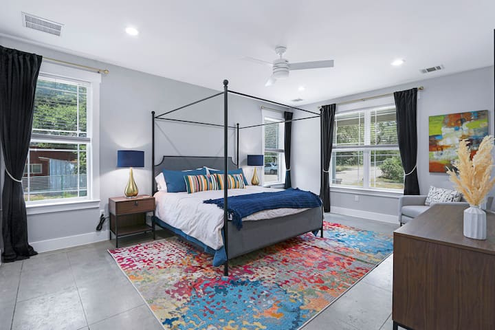 Спалня 1 е родителската спалня с двойно легло.