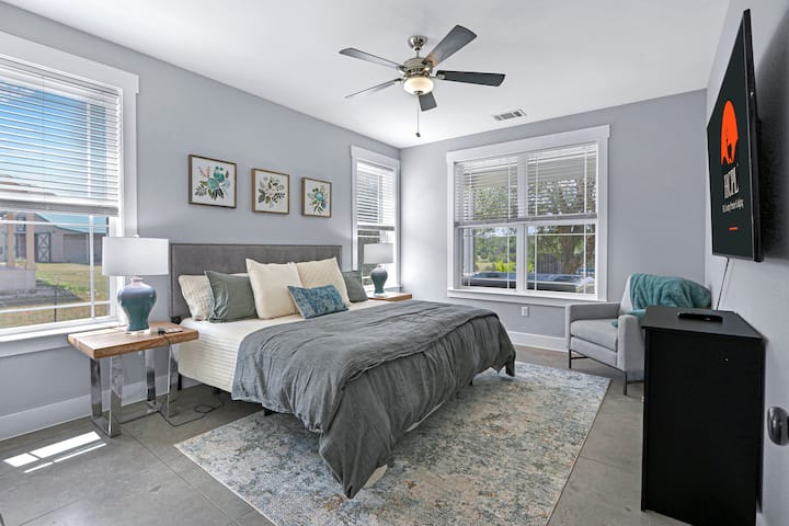 Спалня 2 разполага с двойно легло king size.