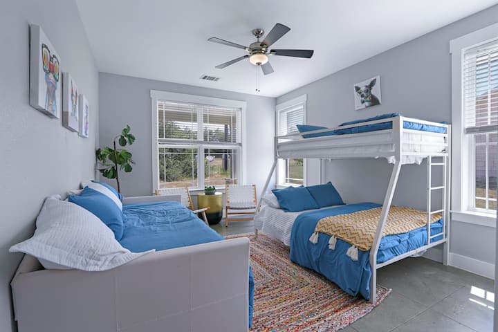 Спалня 5 е вляво, когато влизате в коридора.  Тази стая разполага с 2 отделни легла над двуетажно легло и разтегателен диван.