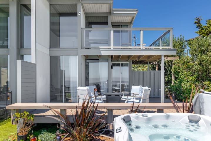 Stunning Oceanfront – Sunset Magazine Home gallery image 2