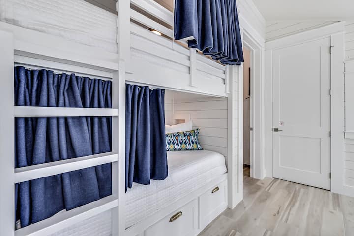 Bunks Hallway, Kati 2. 