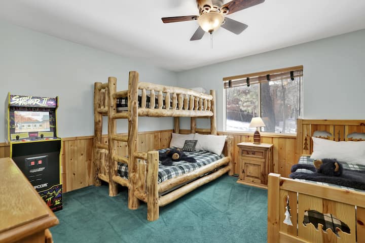 Dormitorio tranquilo en la cabaña con ropa de cama lujosa y hermosas vistas, ideal para noches de descanso, mañanas acogedoras y una escapada relajante a la montaña.
