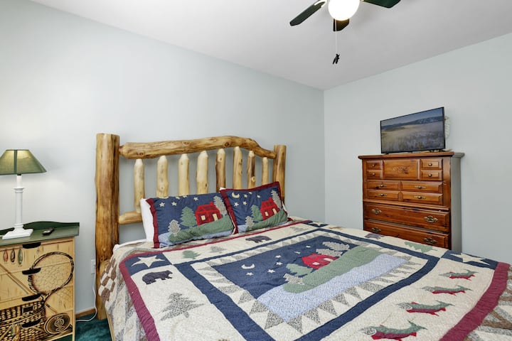 Dormitorio tranquilo en la cabaña con ropa de cama lujosa y hermosas vistas, ideal para noches de descanso, mañanas acogedoras y una escapada relajante a la montaña.
