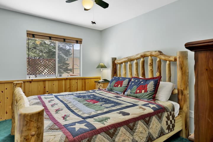 Dormitorio tranquilo en la cabaña con ropa de cama lujosa y hermosas vistas, ideal para noches de descanso, mañanas acogedoras y una escapada relajante a la montaña.