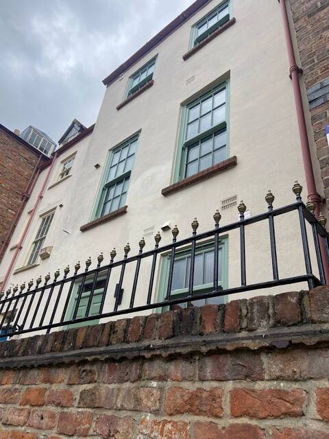 Grammar School Yard four bedroom free parking