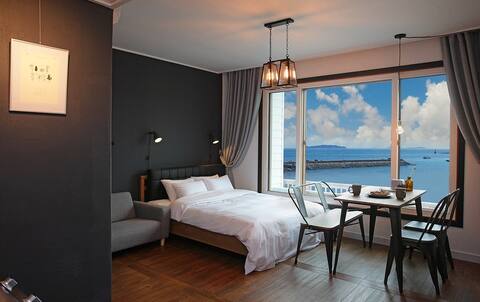 Modern 7 Suite with Ocean View in Taean