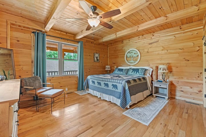 Primary Suite at Hocking HIlls Cavin Rental Rustic Ridge Lodge