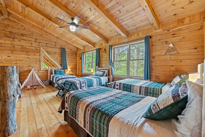 Open Loft 4 Twin Beds and Play Tent at Rutic Ridge Lodge Cabin Rental 12 Occupancy
