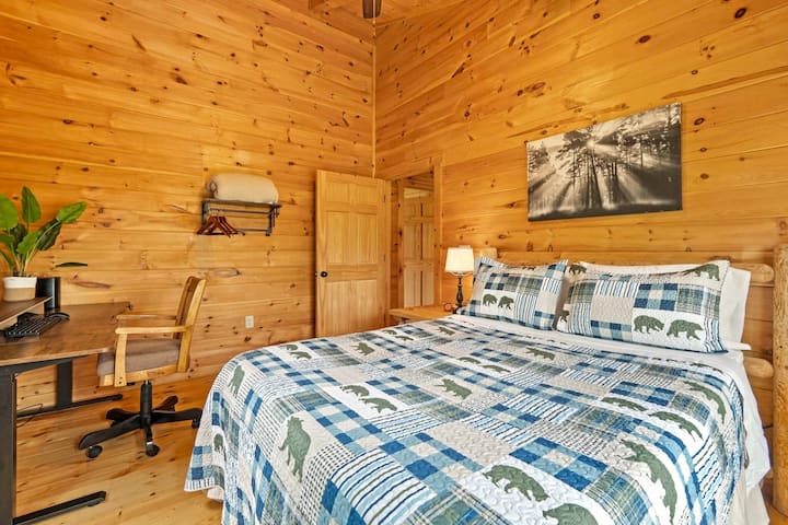 Gornja etaža s bračnim krevetom (160x200) i privatnim balkonom