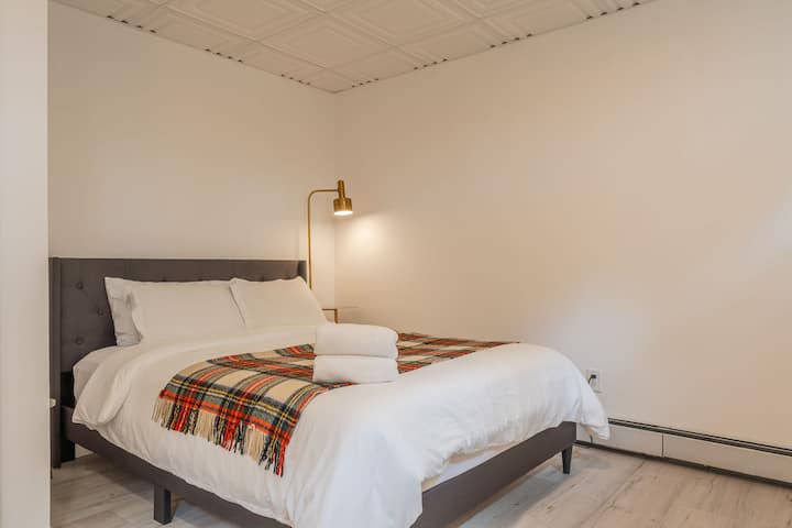 Downstairs bedroom with queen sized mattress
