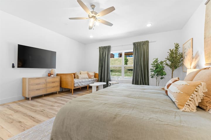 Spacious Primary Master Suite: King Bed + Cozy Reading Nook (daybed with coffee table)