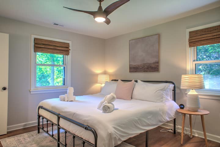 الطابق الرئيسي - الجناح الرئيسي/غرفة النوم الأولى - سرير كينج