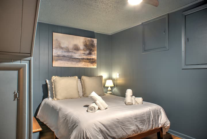 الطابق السفلي - النوم الإضافي - سرير بحجم كبير