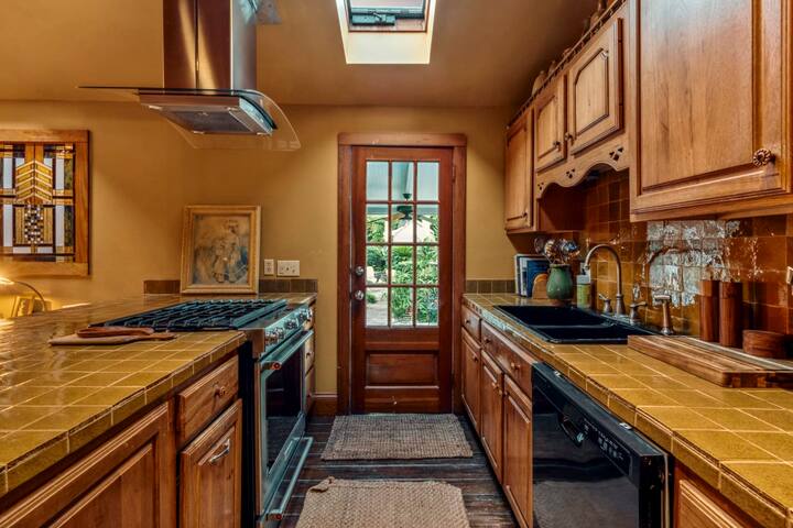 Historic Oasis with Tropical Heated Pool and Hot T gallery image 4