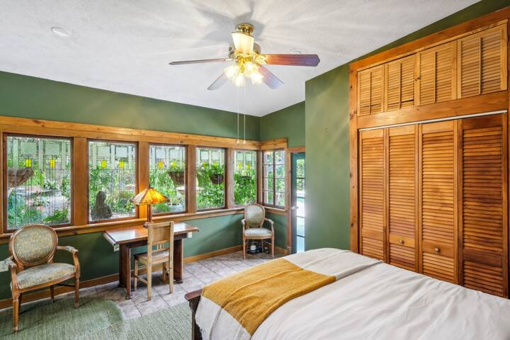 Historic Oasis with Tropical Heated Pool and Hot T gallery image 5