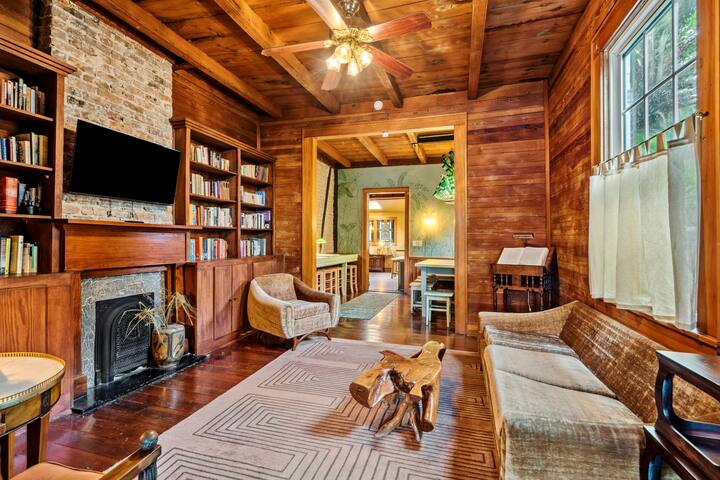 Historic Oasis with Tropical Heated Pool and Hot T gallery image 2