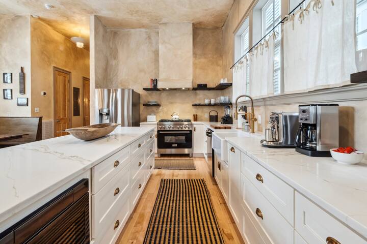 Bright Bohemian House w Heated Pool/Hot Tub gallery image 4