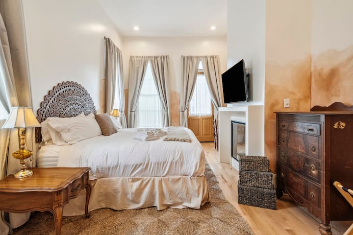 Bright Bohemian House w Heated Pool/Hot Tub gallery image 3