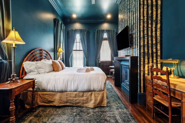 Elegant Tribal House w heated Pool/Hot Tub gallery image 2