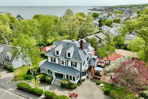 Big New England Family Home; walk to beach, shops.