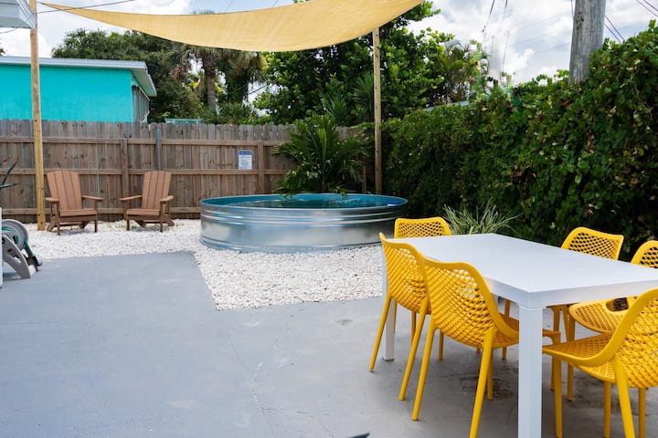 Cozy 1br Condo W/ Pool & Backyard - Cocoa Beach, FL