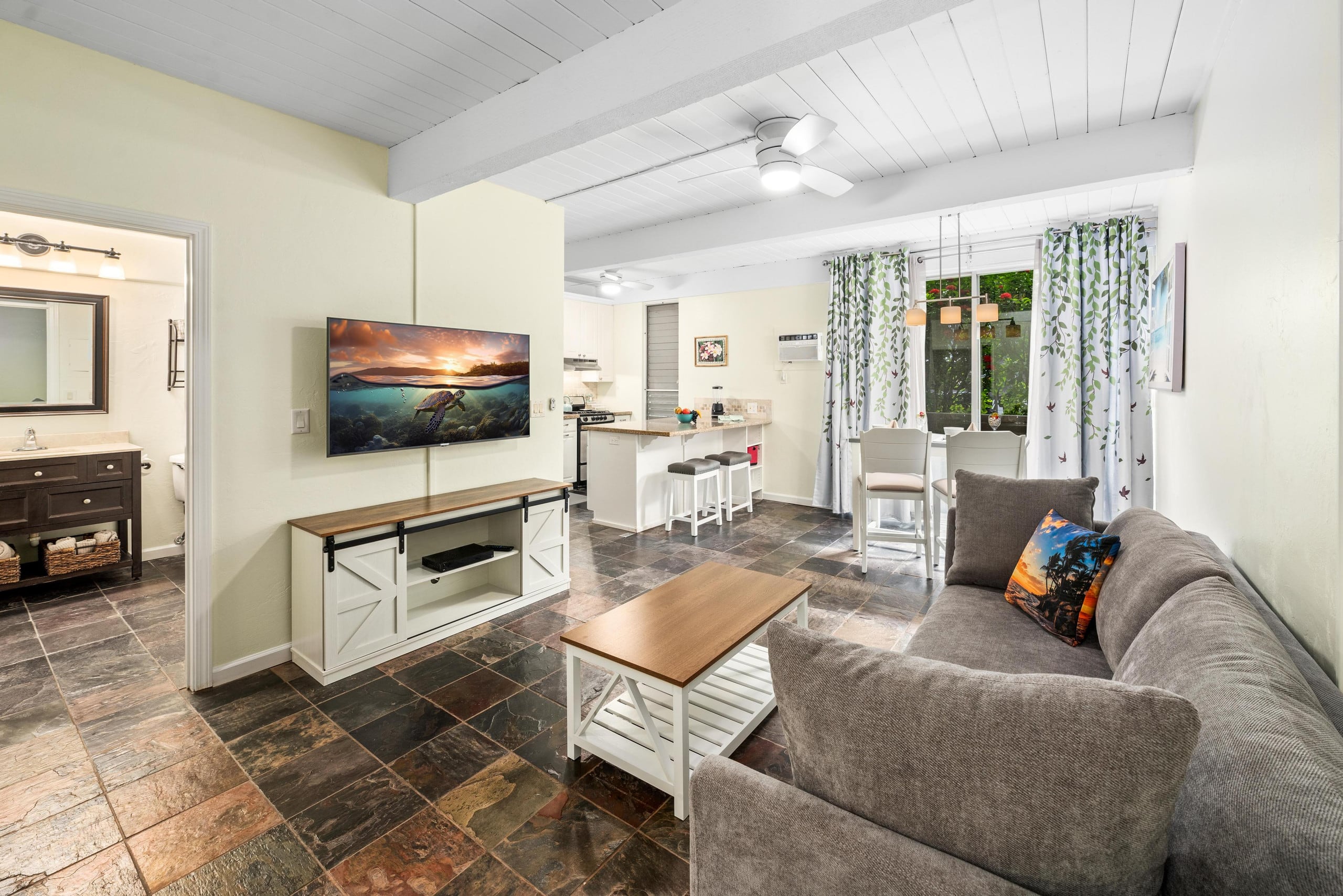 Condo in Kailua-Kona · ★4.71 · 1 bedroom · 2 beds · 1 private bath - Image 2