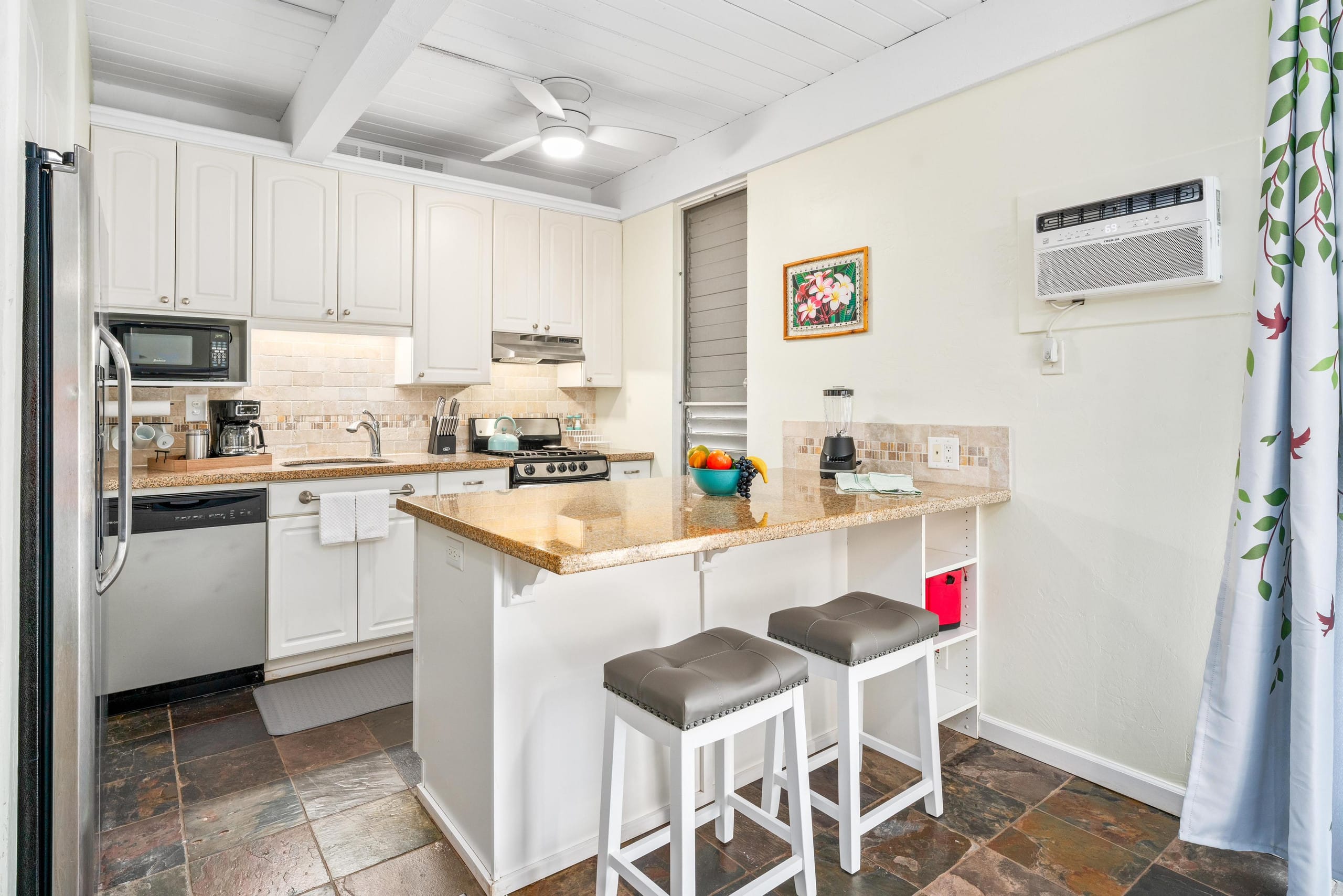 Condo in Kailua-Kona · ★4.71 · 1 bedroom · 2 beds · 1 private bath - Image 6