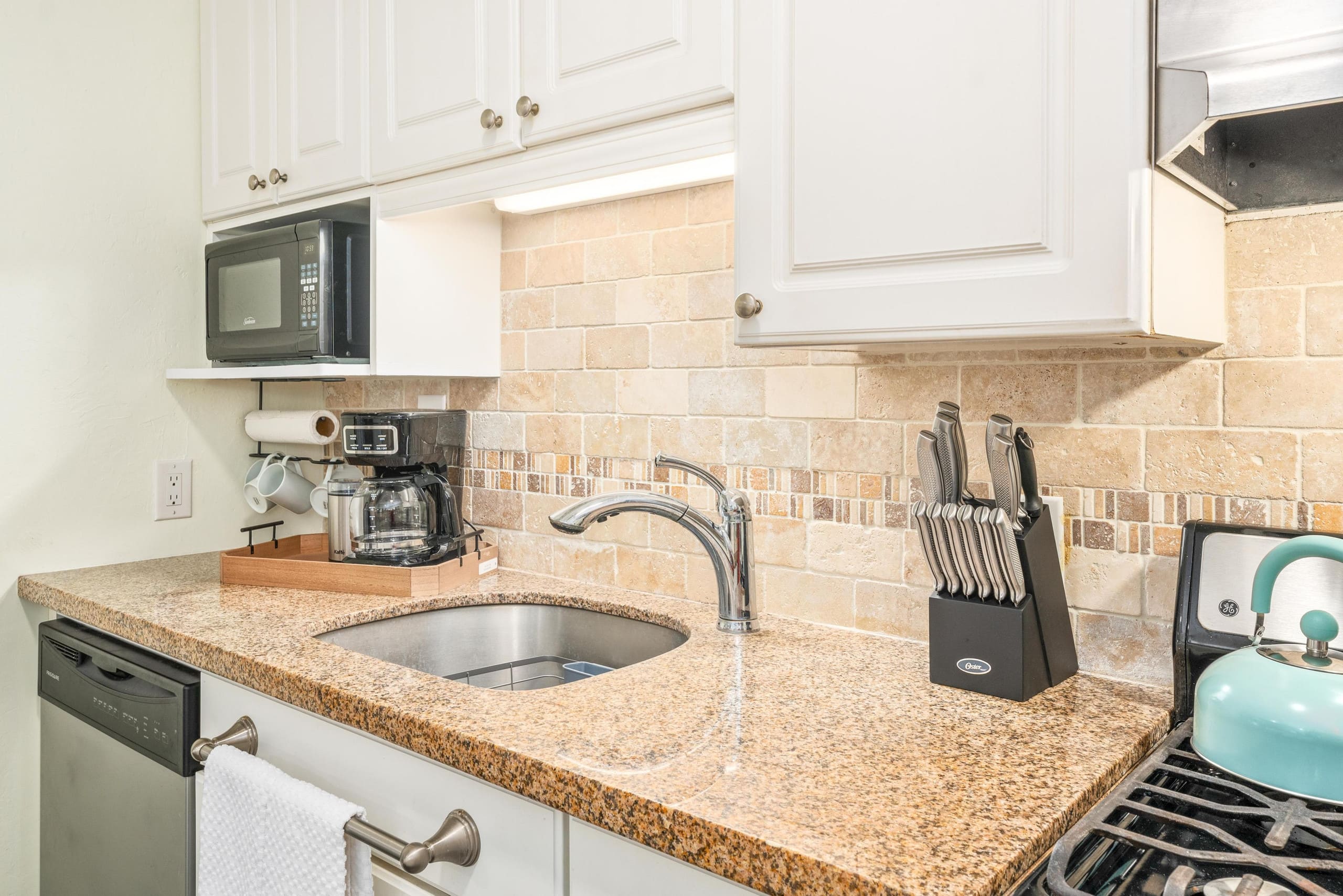Condo in Kailua-Kona · ★4.71 · 1 bedroom · 2 beds · 1 private bath - Image 9