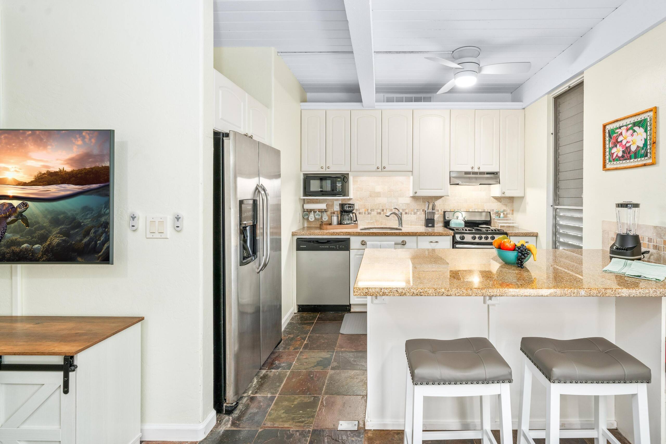 Condo in Kailua-Kona · ★4.71 · 1 bedroom · 2 beds · 1 private bath - Image 3