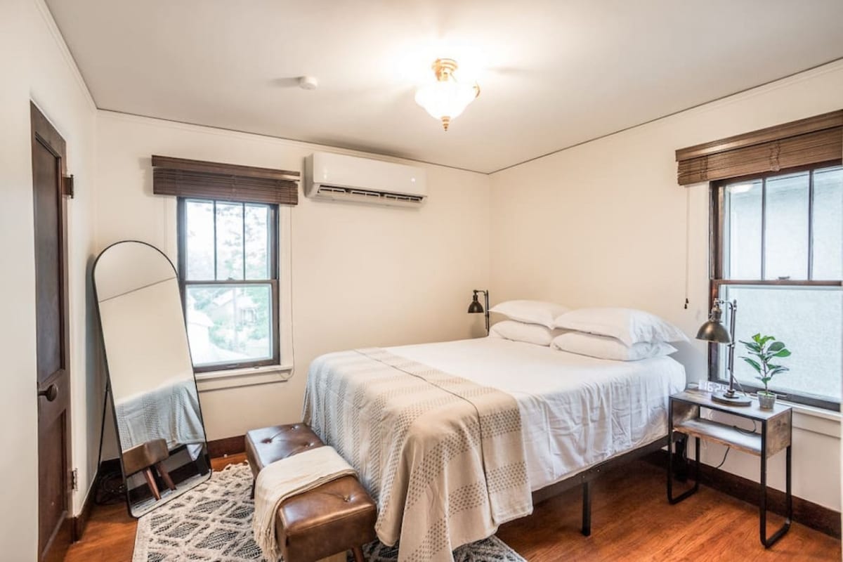 Ervaar rust en rustgevende nachten in onze gezellige en eigentijdse slaapkamer.