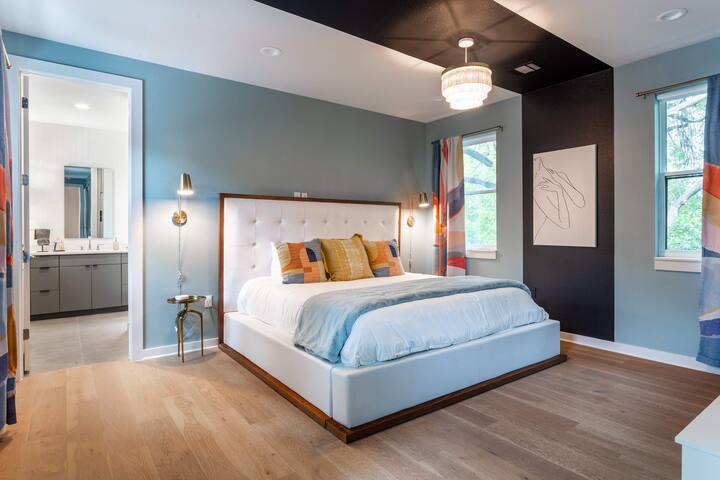 Upstay: Luxe Pool Retreat—7 Min to Rainey St gallery image 2