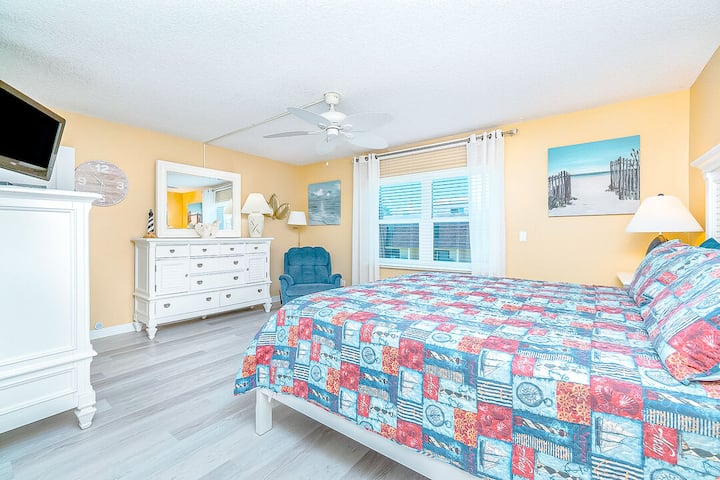 Ფართო მთავარი საძინებელი დიდი საწოლით, ნათელი ფანჯრებითა და მყუდრო დეკორით დასასვენებლად.