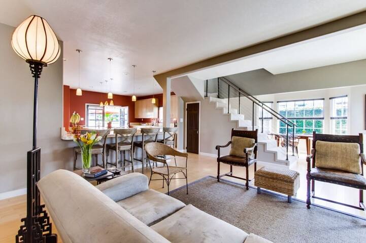 The Grande House+Studio: yard+pets+BBQ! gallery image 4