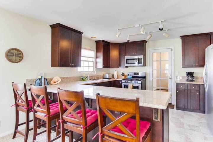 Steps from the Beach and rooftop jacuzzi! gallery image 5