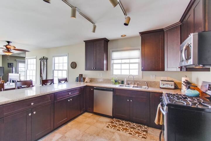 Steps from the Beach and rooftop jacuzzi! gallery image 3