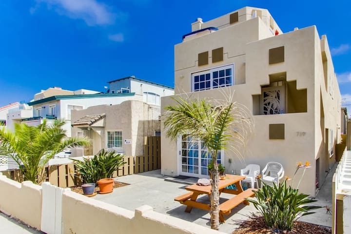 Steps from the Beach and rooftop jacuzzi!