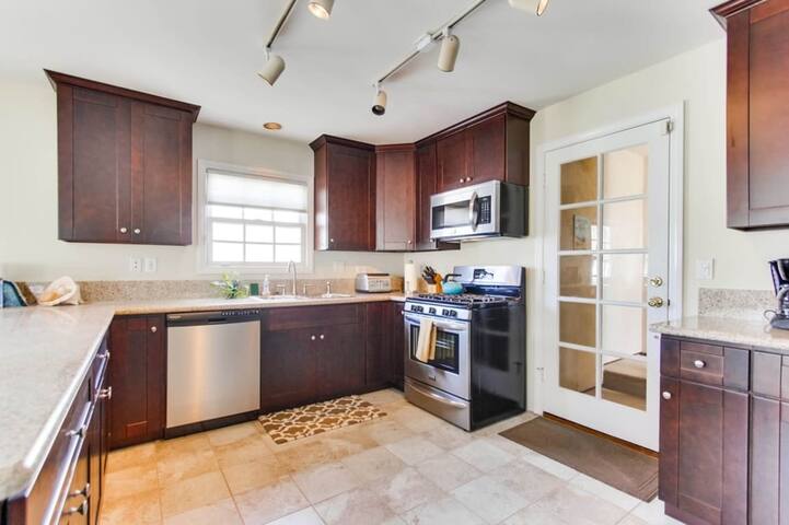 Steps from the Beach and rooftop jacuzzi! gallery image 2