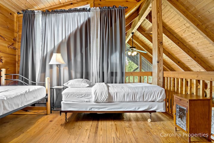 Im Loftbereich befindet sich ein Tagesbett und ein Doppelbett. Du kannst den Vorhang für Privatsphäre schließen.