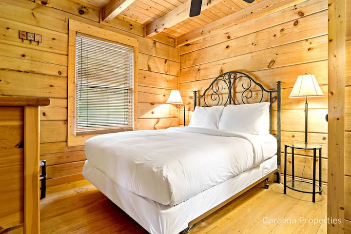 Auf der Hauptebene befindet sich ein Schlafzimmer mit Queensize-Bett
