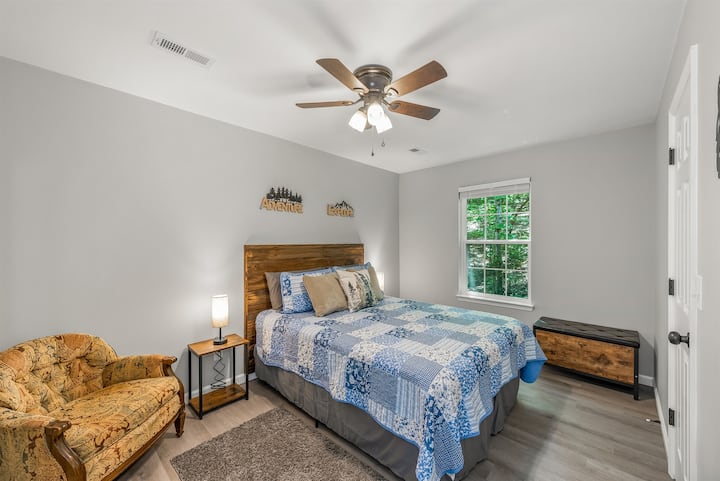 Втората спалня разполага с двойно легло и килер.